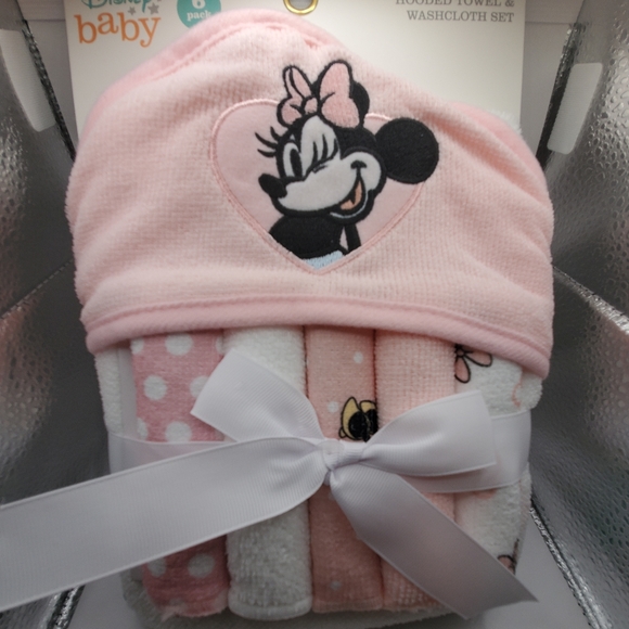 DISNEY BABY Minnie Mouse Hooded Towel with 5 Piece Washcloth Set - Picture 4 of 7